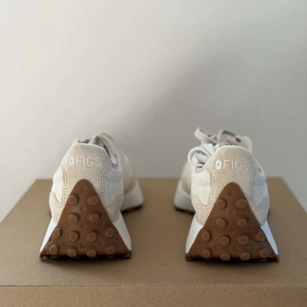 Figs New Balance 327 in Cream, Size 7 - Image 7