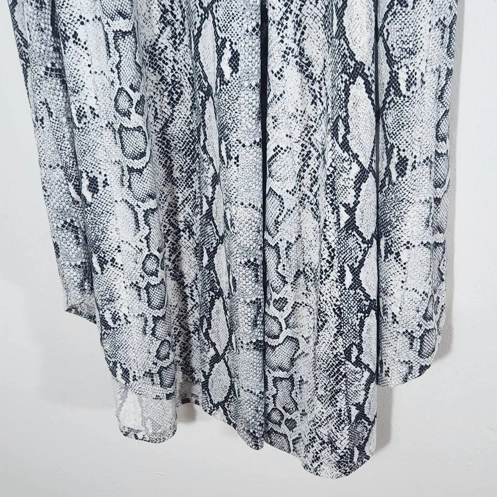 Entro Gray and Black Snakeskin Cropped Jumpsuit with Wide Legs Size Small - Image 5