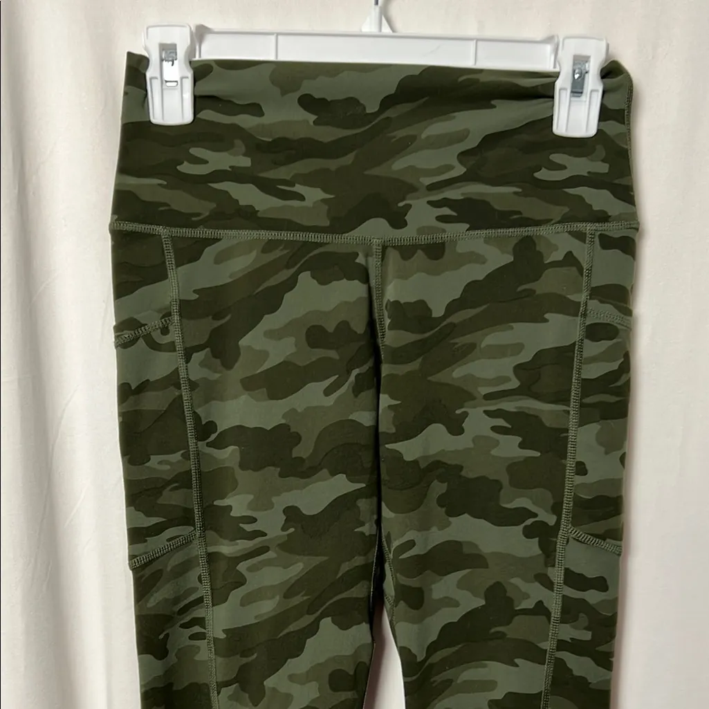 Colorfulkoala Camo Print 7/8 Leggings Size Medium - Image 3