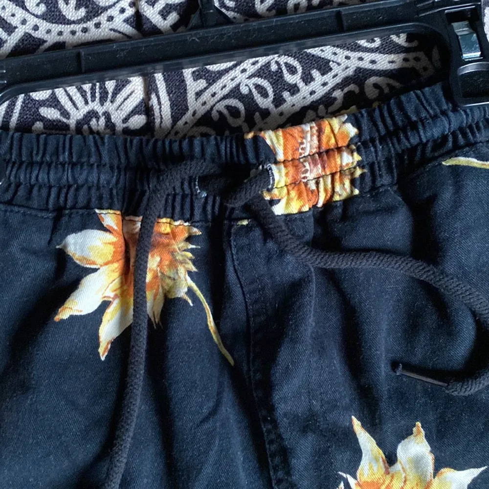 Sunflower Floral Print Rolled Cuff Cotton Shorts With Elasticized Drawstring Black Size undefined - Image 7