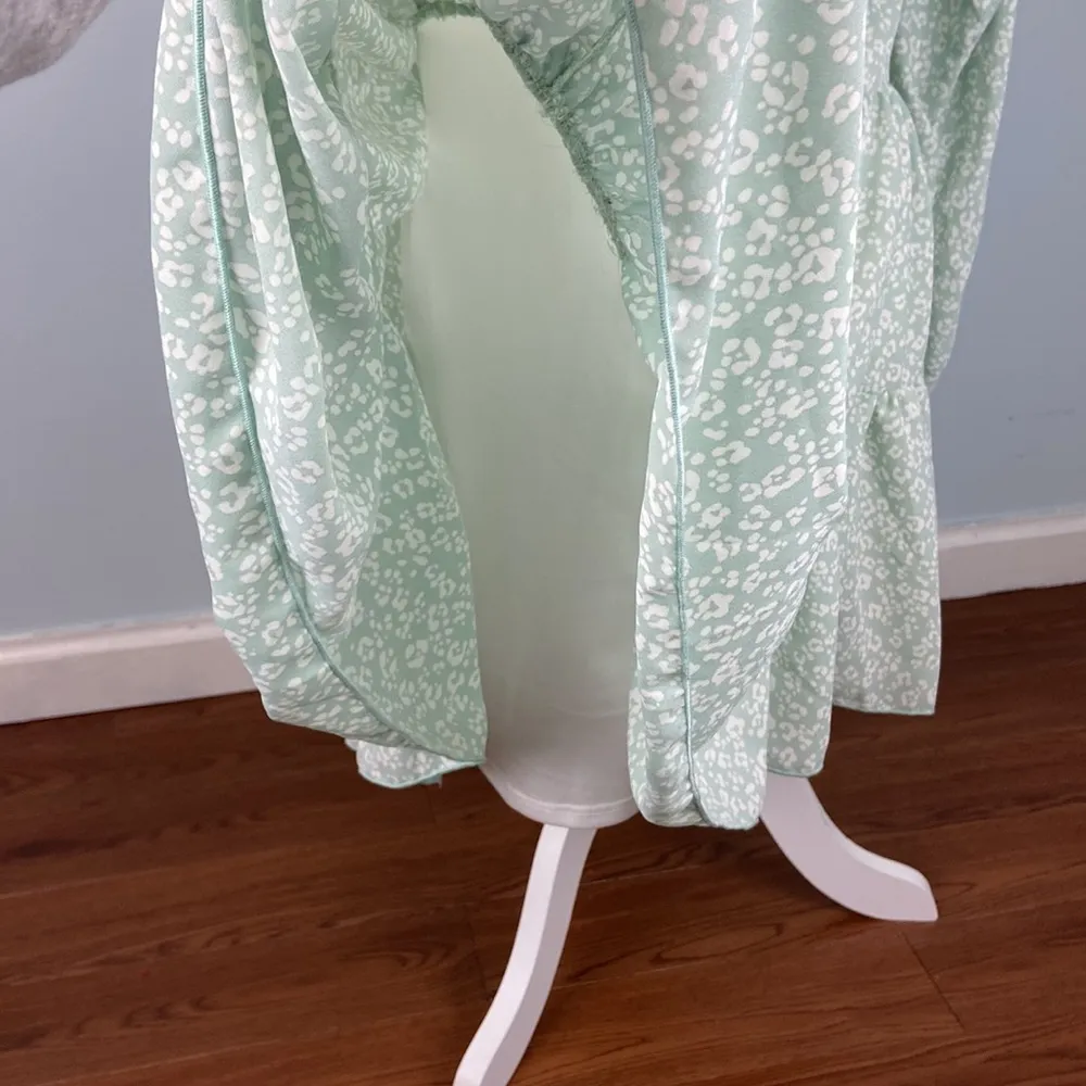 Saints & Hearts Smocked V Neck Cheetah Print Mini Dress Ruffle Long Sleeve Sz S Green - Image 11