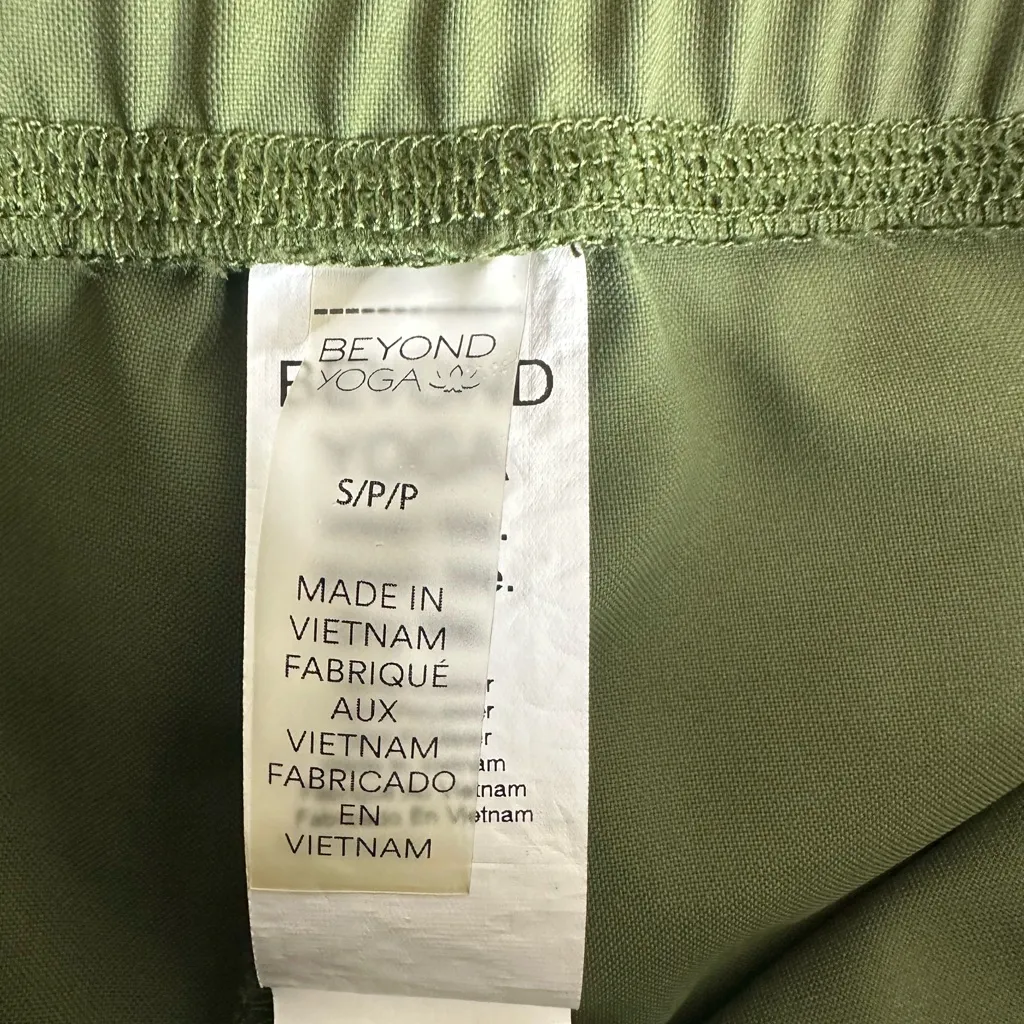 Beyond Yoga City Chic Wide Leg Cargo Pants color palm leaf size small - Image 5