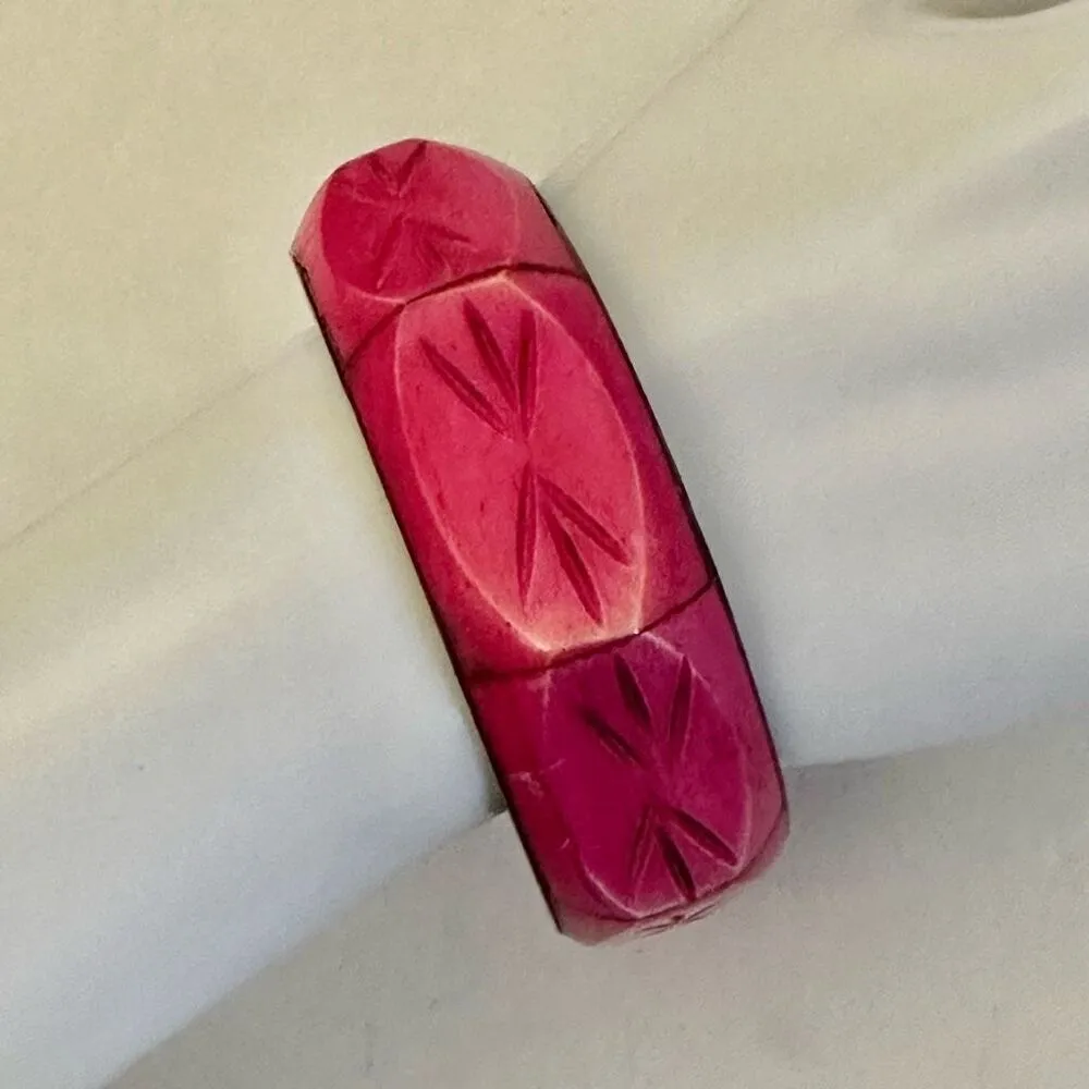 Pink carved brass bangle bracelet - Image 4