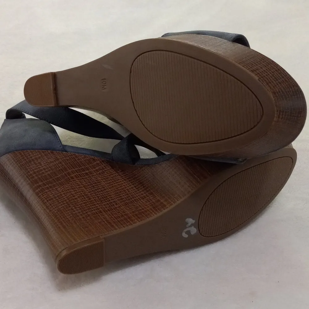 G by Guess Steel Blue & Faux Wood Strappy Platform Wedge Sandals NWOT - Image 13