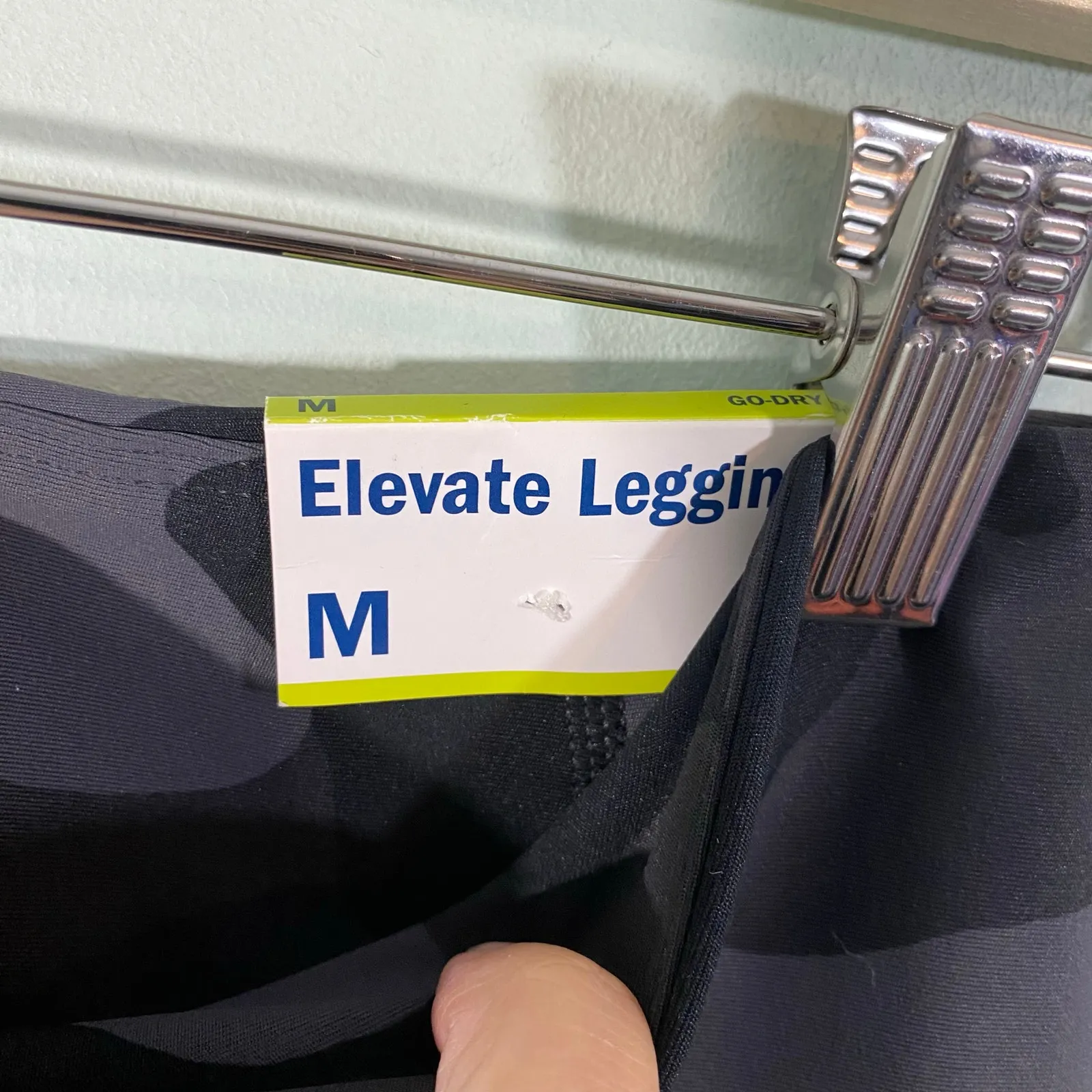 Old Navy Women Black Camo Go-Dry 3/4 Ankle Elevate Leggings Size M NWT - Image 5