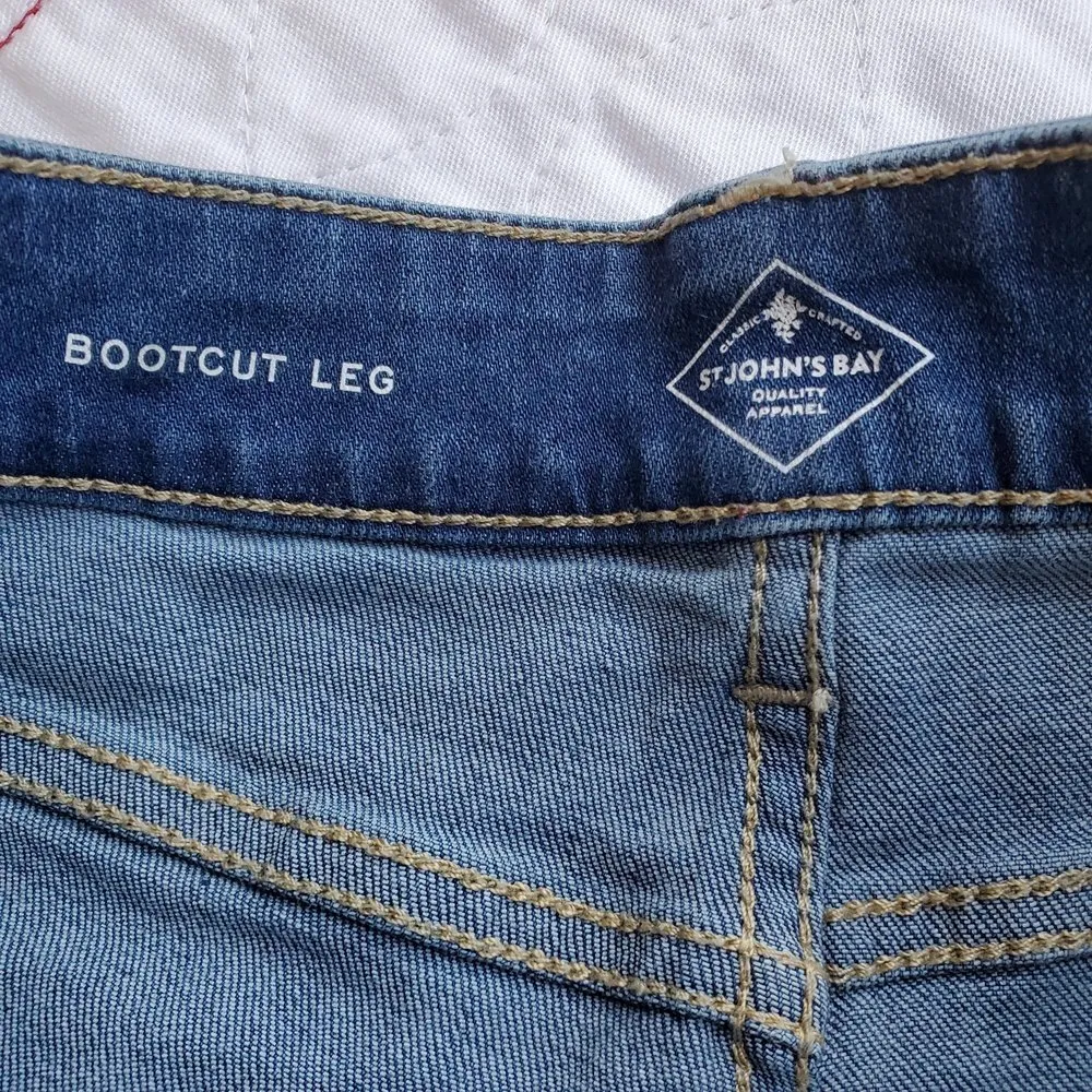 𝅺St John's Bay size 6 bootcut leg medium wash denim jeans - Image 4