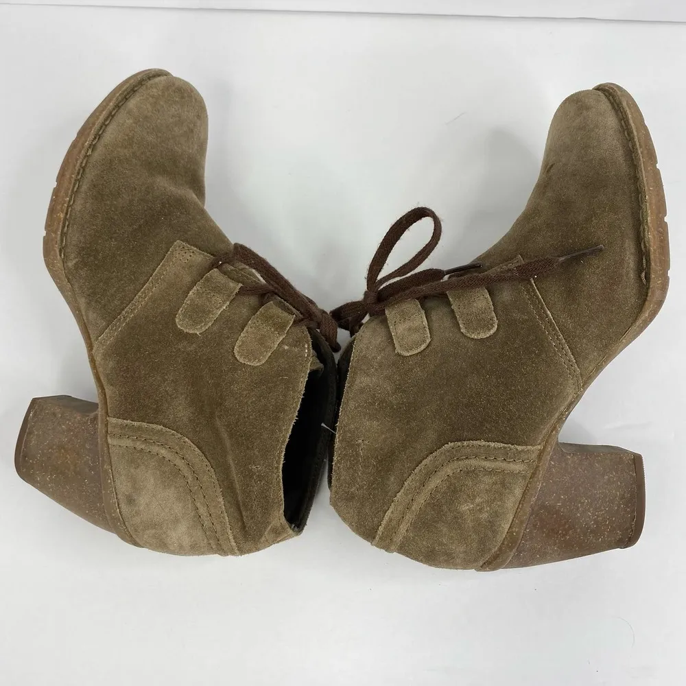 Clarks Artisan size 9.5 Carleta Lyon Tan Leather Suede Ankle Lace Up Booties - Image 5