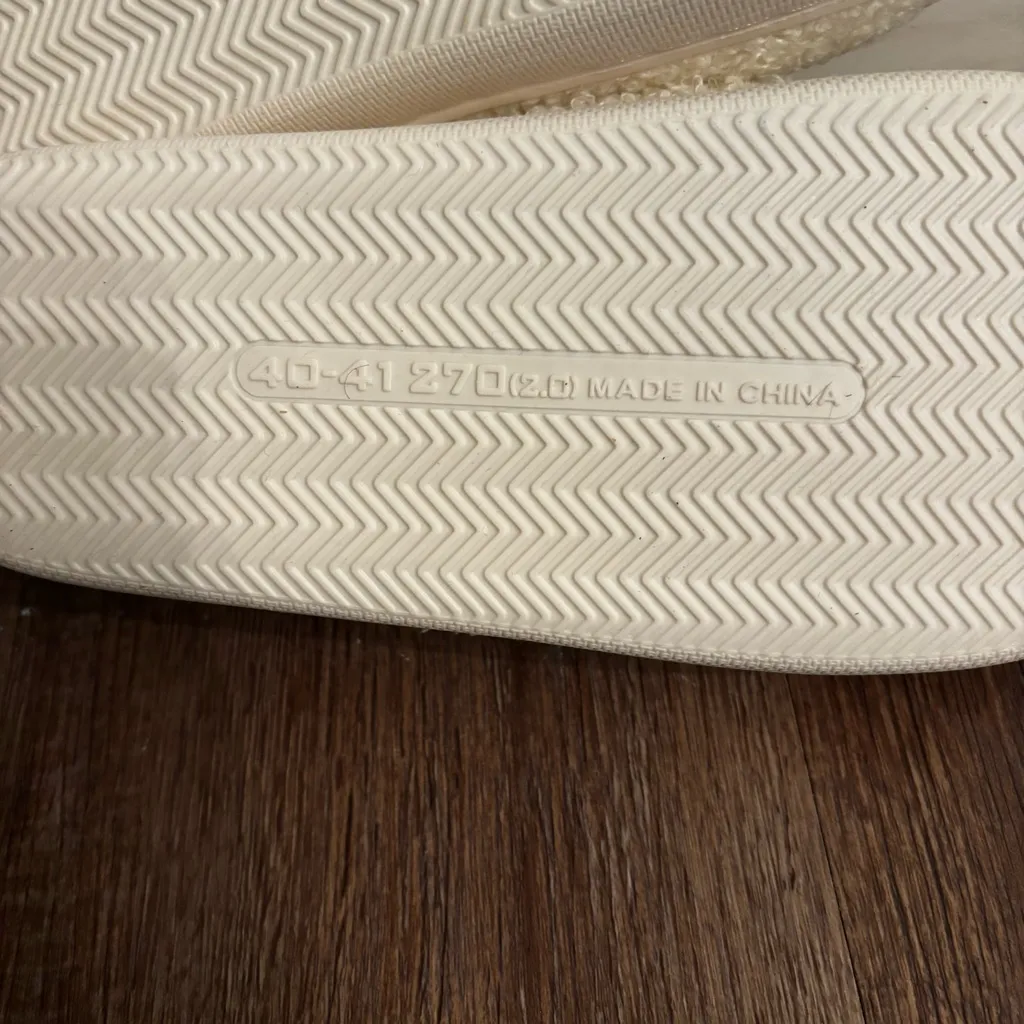 Gingerbread Santa Hat Slip on Slippers Size 7/7.5 White - Image 7