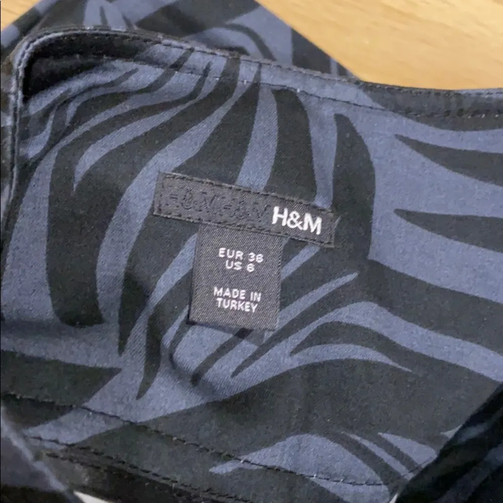 Vintage H&M High-Waisted Pencil Skirt with Button Front, Sz 6 Black Light purple - Image 3