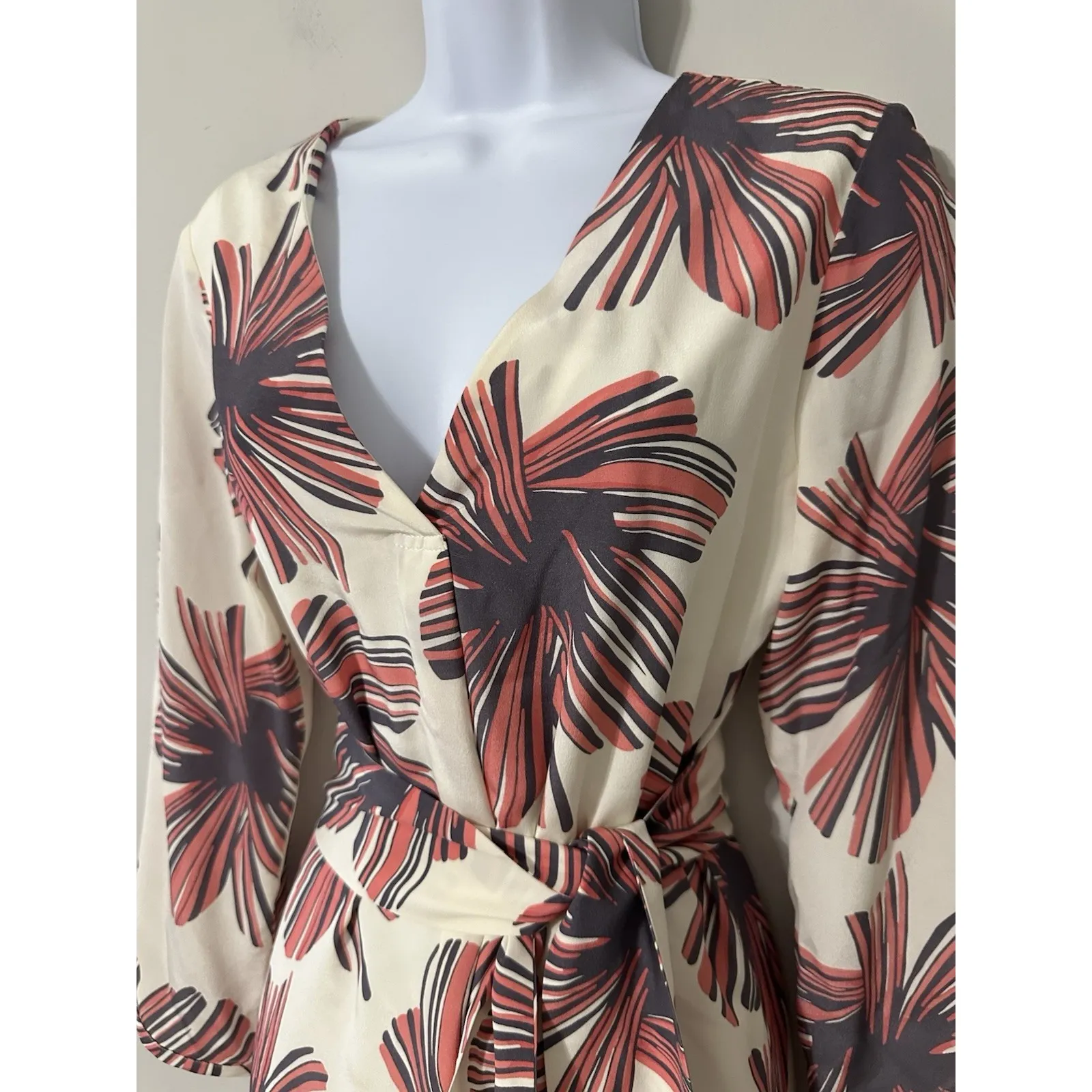 ELLIE KAI 100% Silk Wrap Dress Size 6 Abstract Floral Starburst Print Belted - Image 3