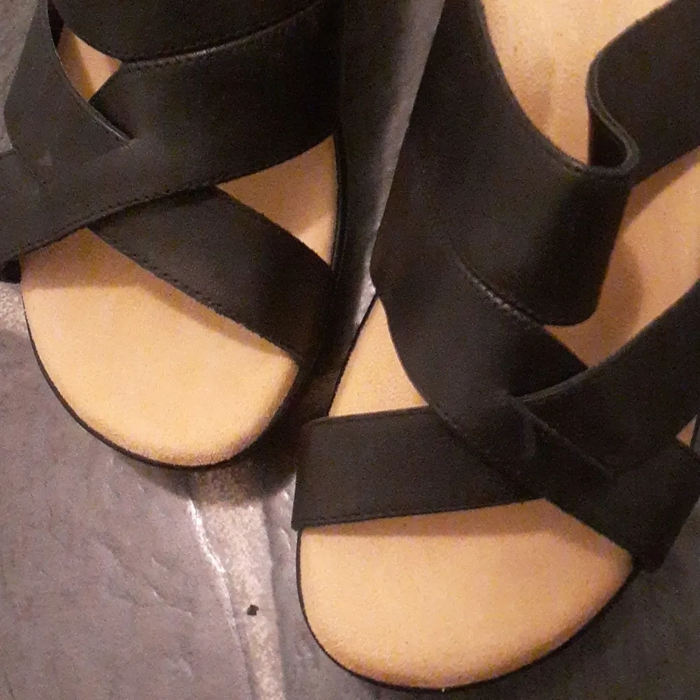 Bass Shoes SIZE 9W - Image 3