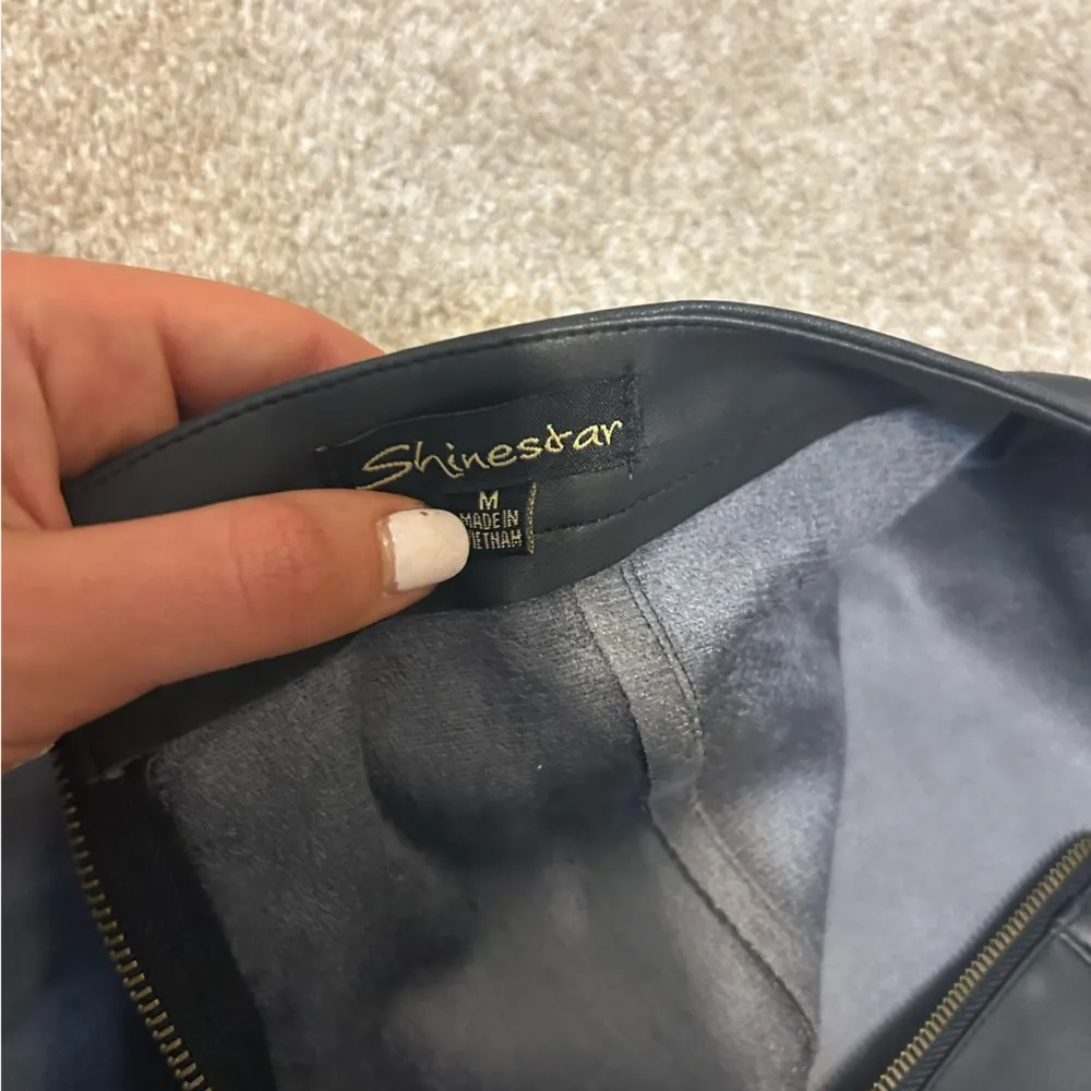 Medium Black faux leather mini skirt - Image 2