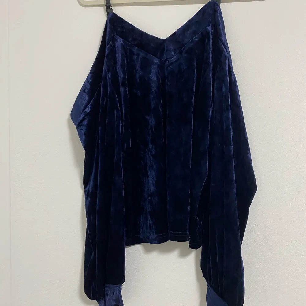 Romeo & Juliet Couture Midnight Blue Velvet Cold Shoulder Blouse - Image 3