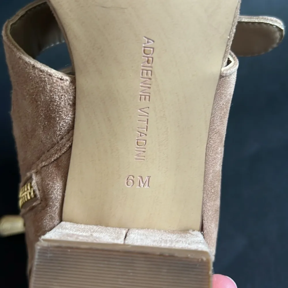 Adrienne Vittadini Lalra Gladiator Block Tan Faux Suede Heels  Size 6 - Image 6