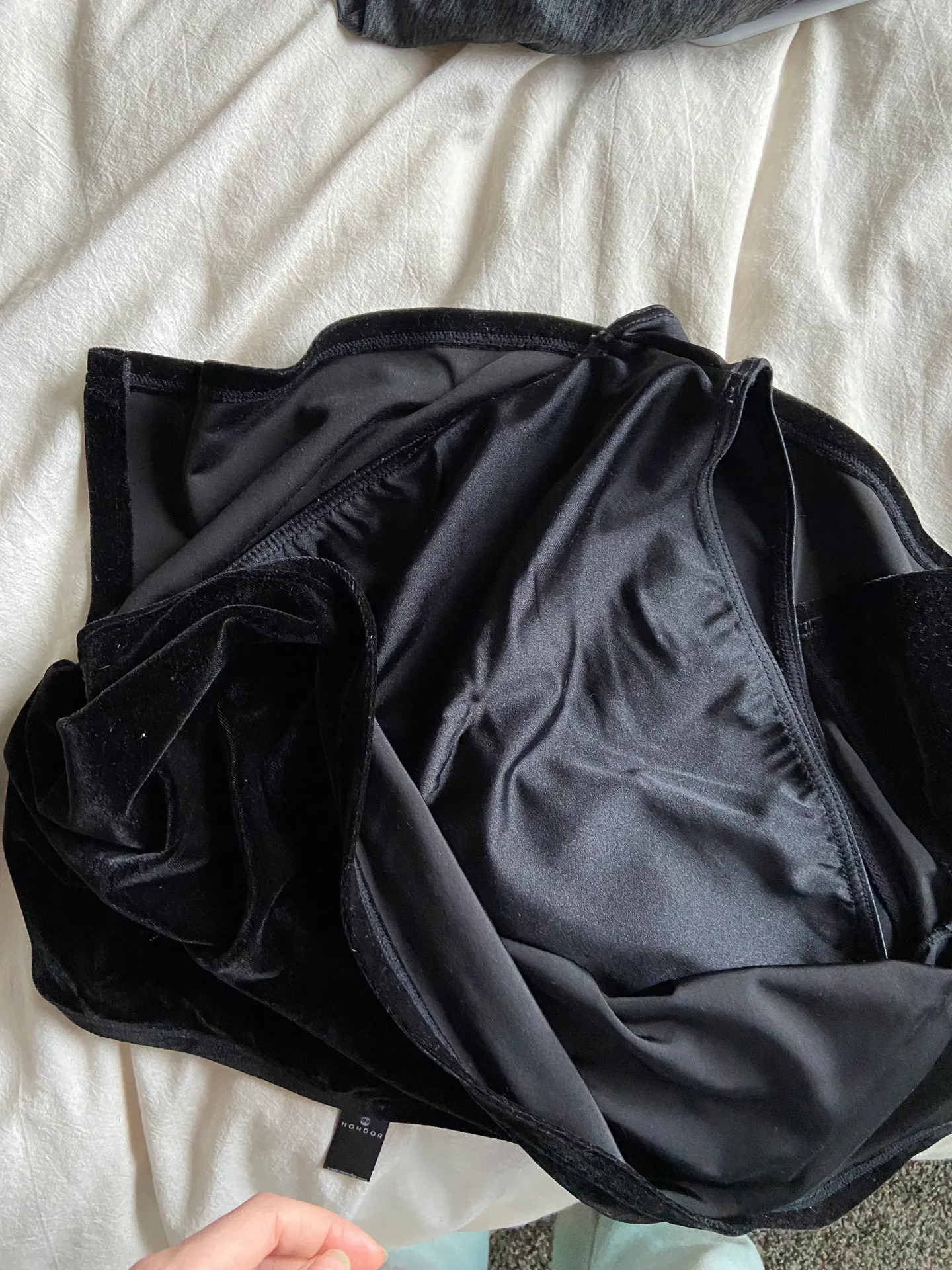 Monoreno Velvet Black Skirt - Image 5