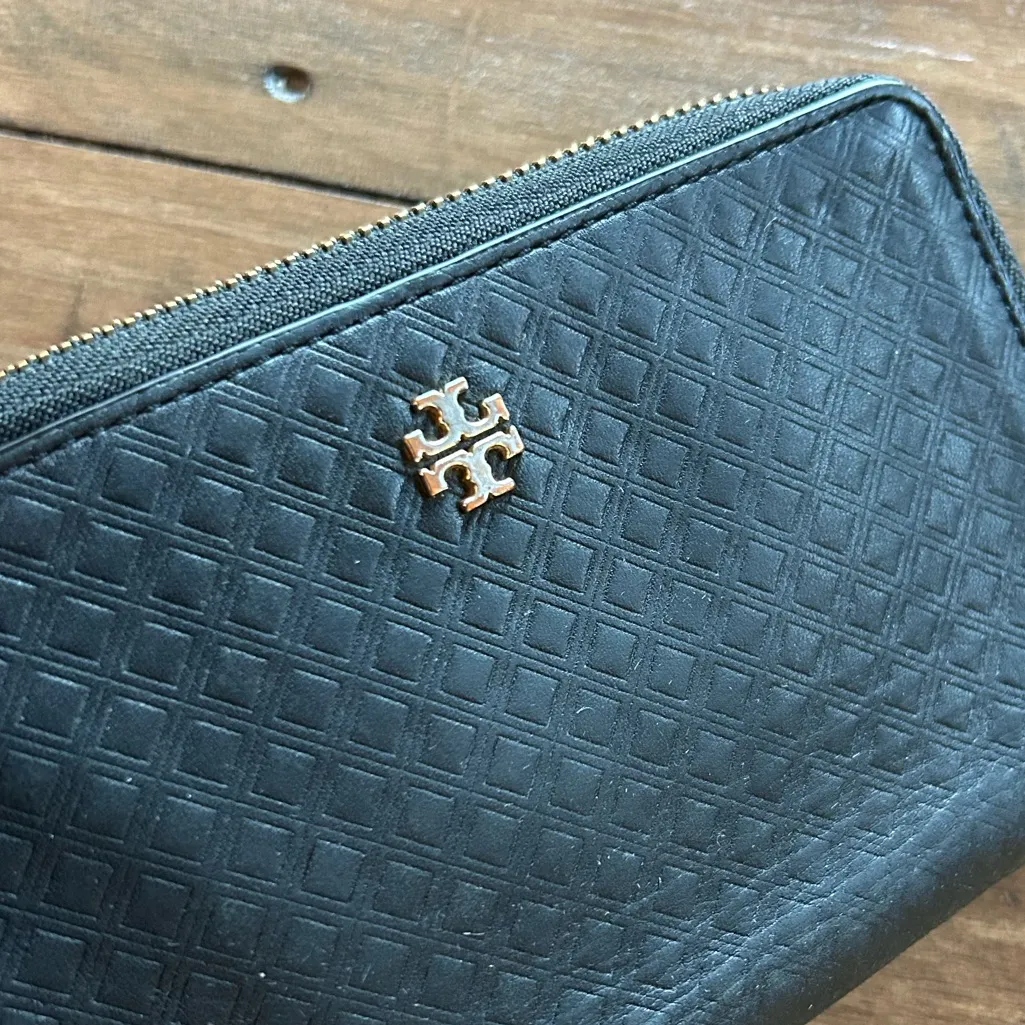 Tory Burch Embossed Marion Black Quilted Wallet Wristlet - Image 7