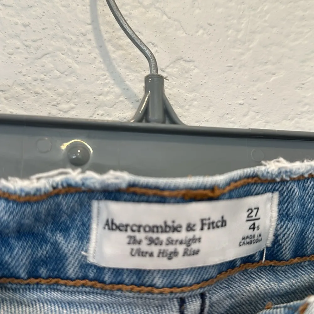 Abercrombie & Fitch The 90's Straight Ultra High Rise Jeans - 27/4 Short - Image 4