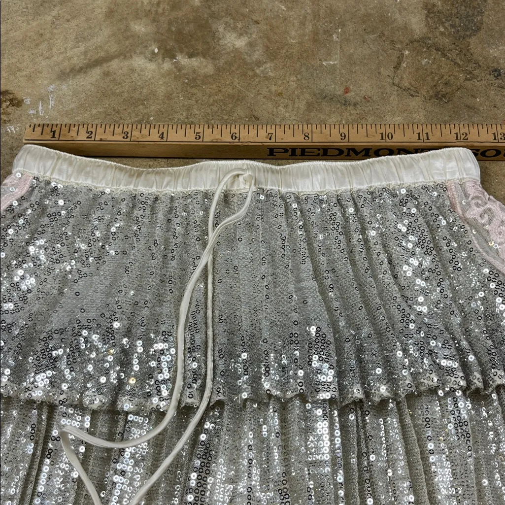 Flannel America Silver Sequin Pleated Skirt
Sz: 1 Size undefined - Image 11