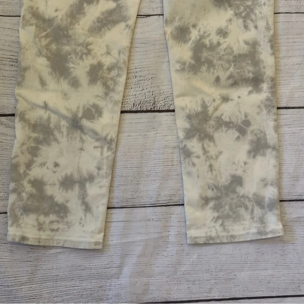 Chico’s So Slimming Girlfriend Slim Leg Crop White Gray Tie Dye - Image 8