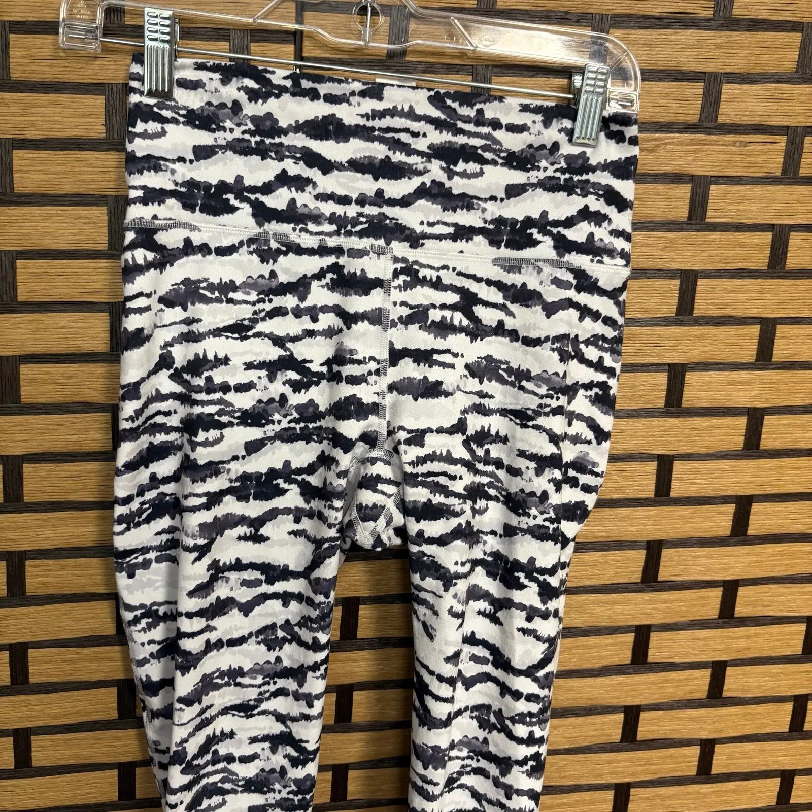 Powerhold Fabletics Black And White Active Leggings‎ Size Small - Image 3