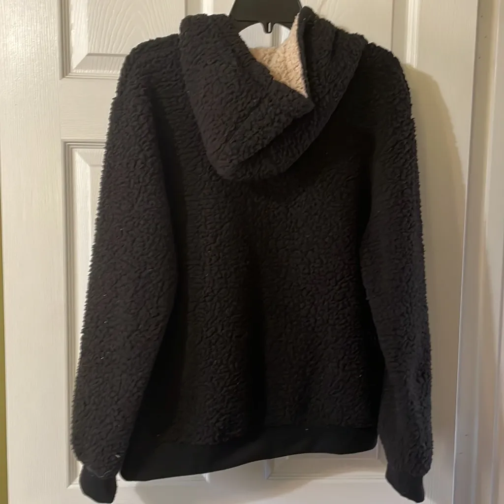 Fuzzy teddy bear fleece jacket. Size XL but fits like‎ a small / medium. Black - Image 4