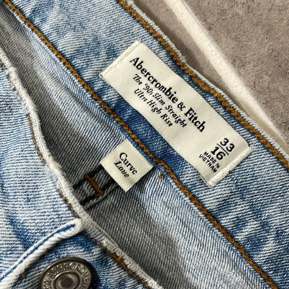 Abercrombie Ultra High Rise Curve Love 90s Slim Straight Jeans Size 33/16 - Image 5
