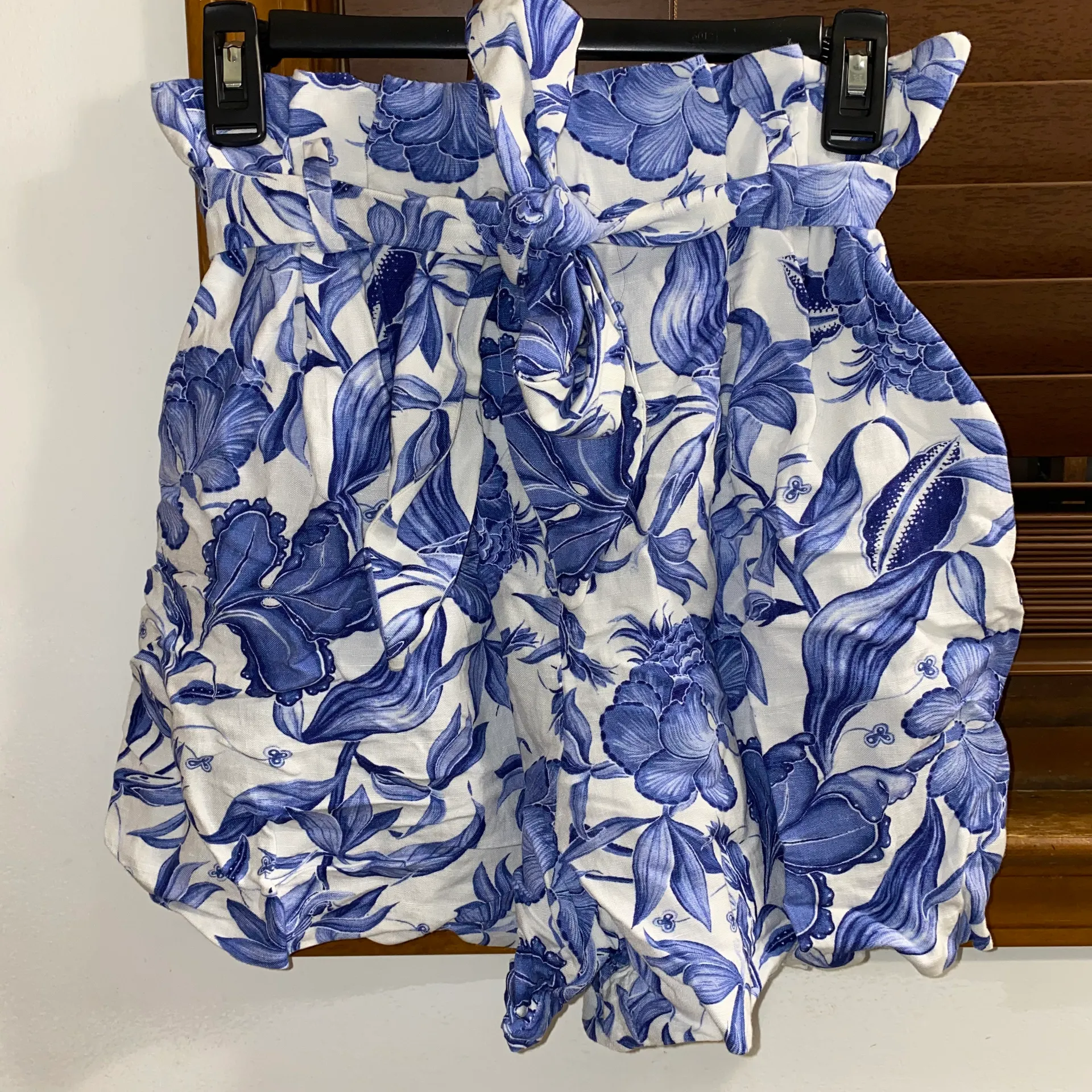 NWT  Blue/White Floral Paper Zip Fly Bag High Waisted Pleated Shorts 4 - Image 5