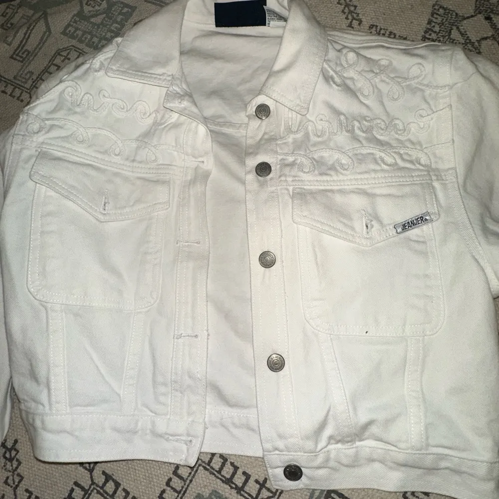 Women’s vintage crop white denim jacket size small - Image 4