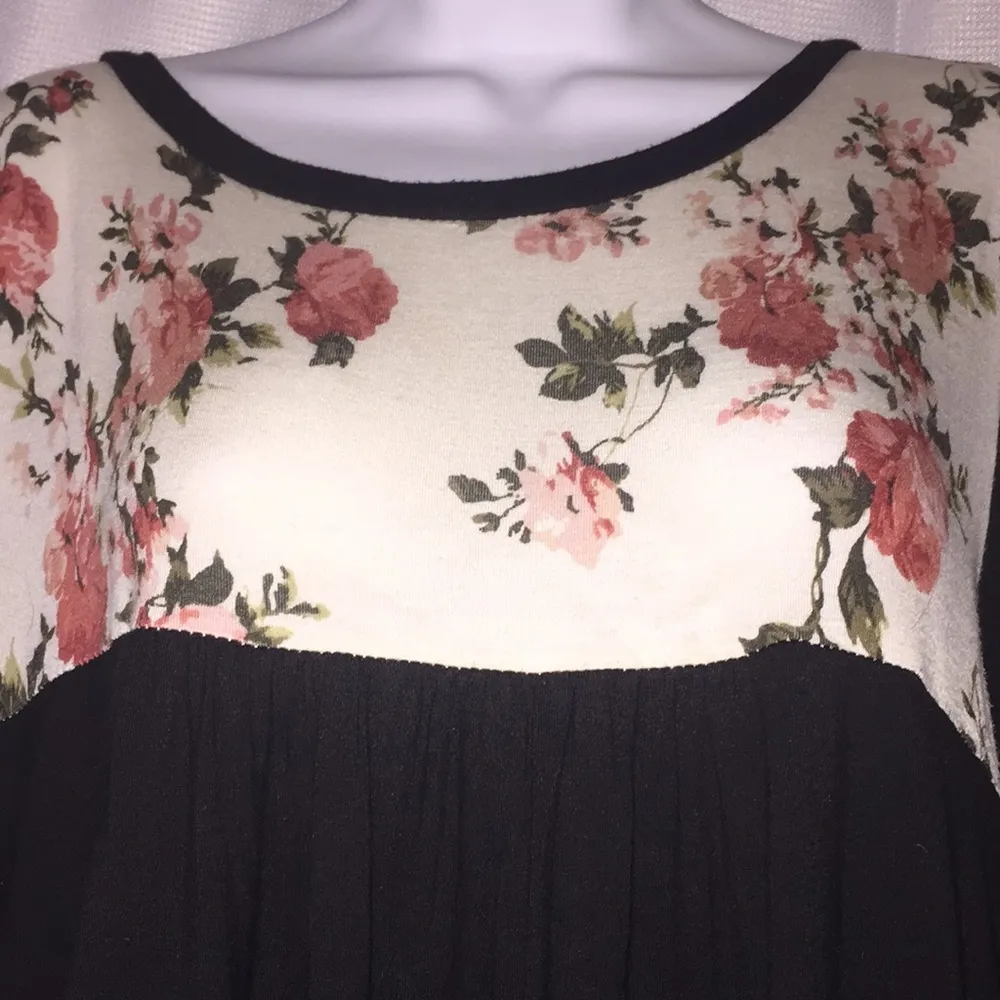 Sun & Moon Floral And Black Color Block Tunic Top Size Medium - Image 5