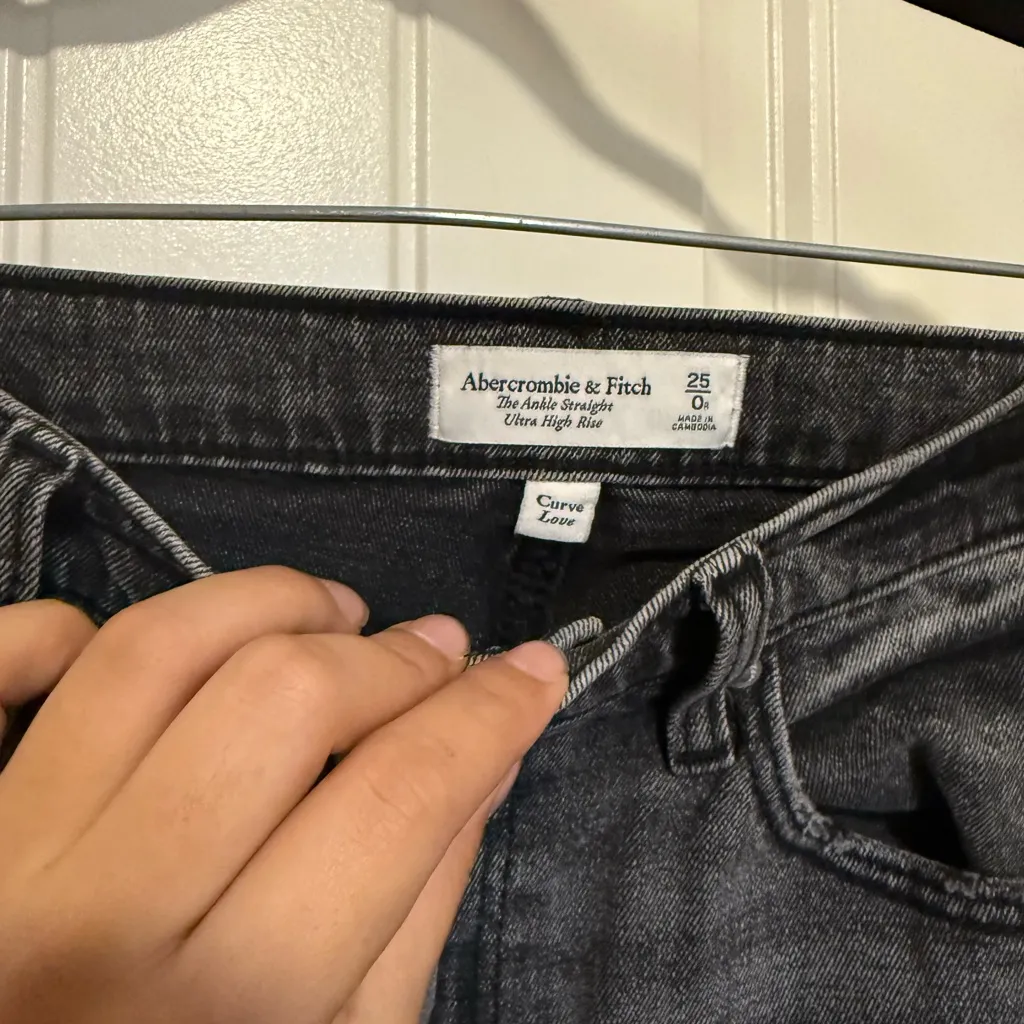 Abercrombie & Fitch Women's Black Straight Jeans - Image 2