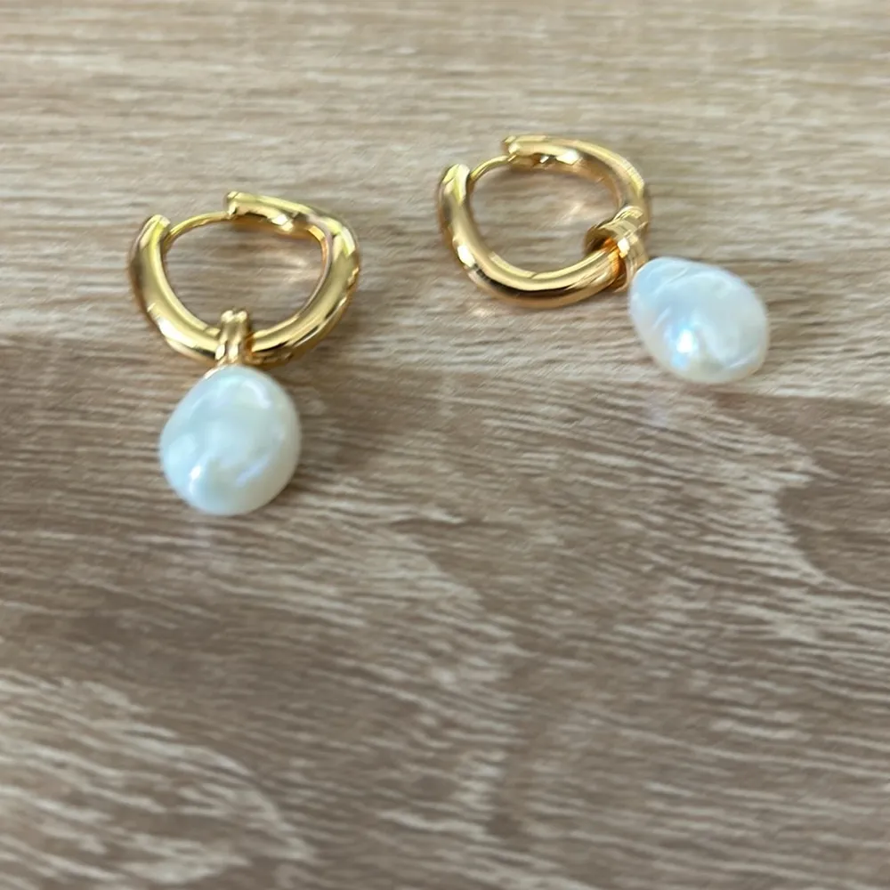 Gold wavy hoop with removable pearl drop - Image 2
