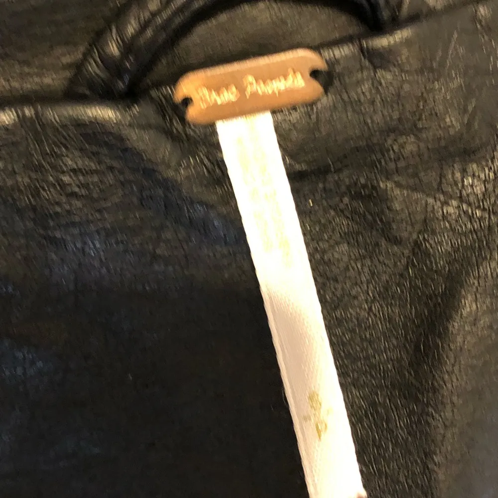 FREE PEOPLE Black Faux Leather Jacket w Floral Lining Sz Small - Image 3