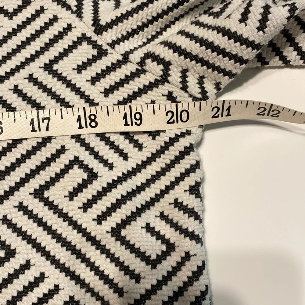 Women’s Anthropologie  woven top fringe trim, black white geometric Sz medium - Image 6