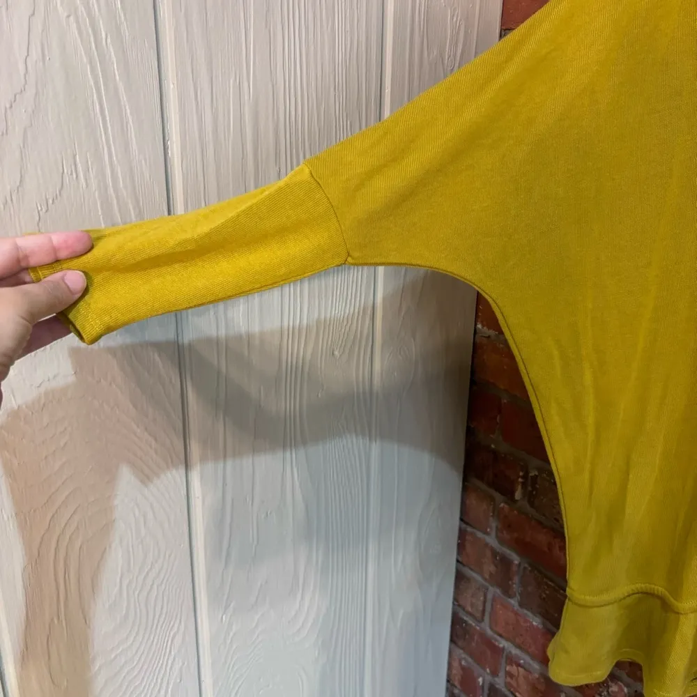 Chelsea & Theodore womens cowl neck dolman sleeve ruffle hem pullover yellow M Size M - Image 3