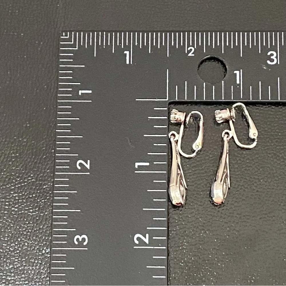 Vintage 1976 AVON Signed Crystal Palace Blue Marquis Drop Clip Earrings - Image 15