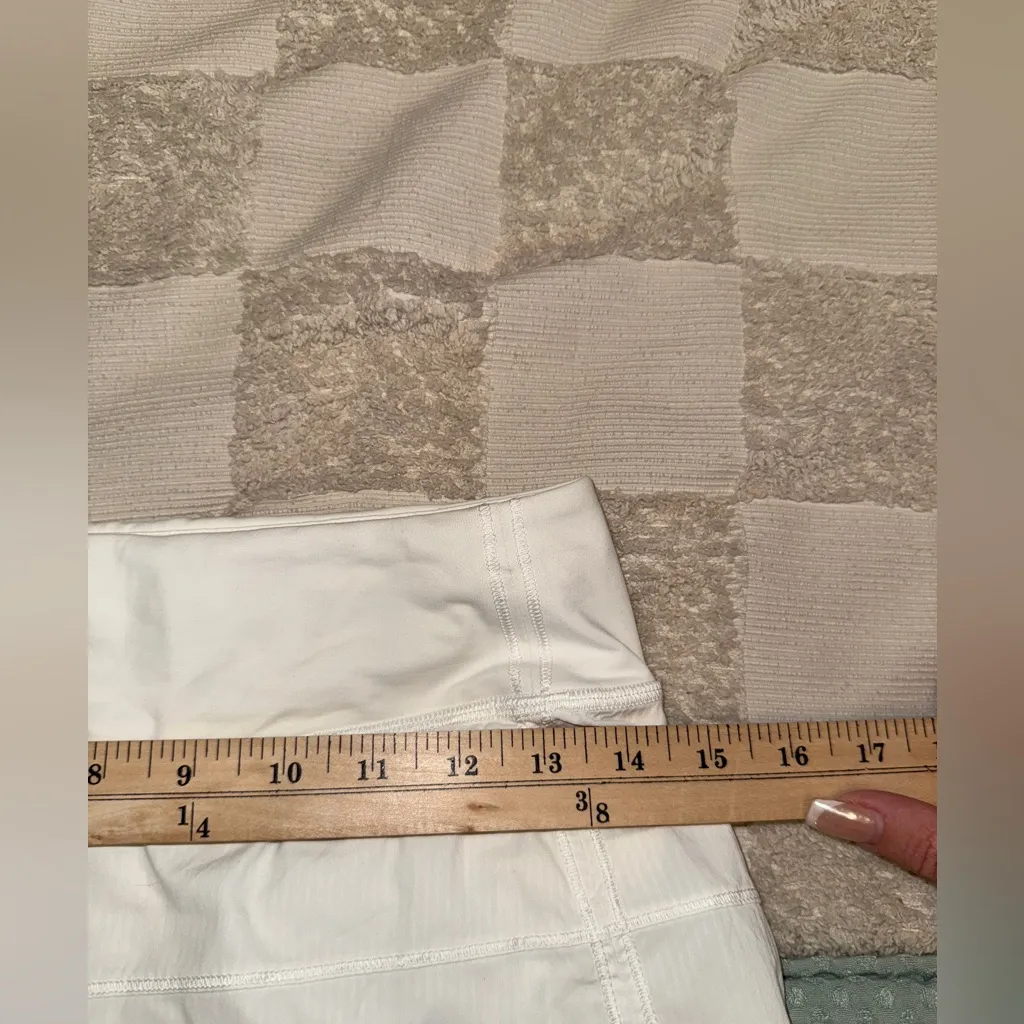 Lululemon Pace Rival Skirt (Regular) *4-way Stretch 13"
White
Size 4 - Image 2