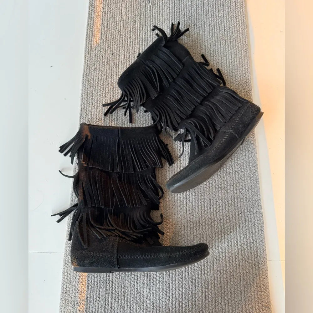 Minnetonka 3-Layer Fringe Boot Black Genuine Suede Fringe Moccasin Boots Size 9 - Image 10