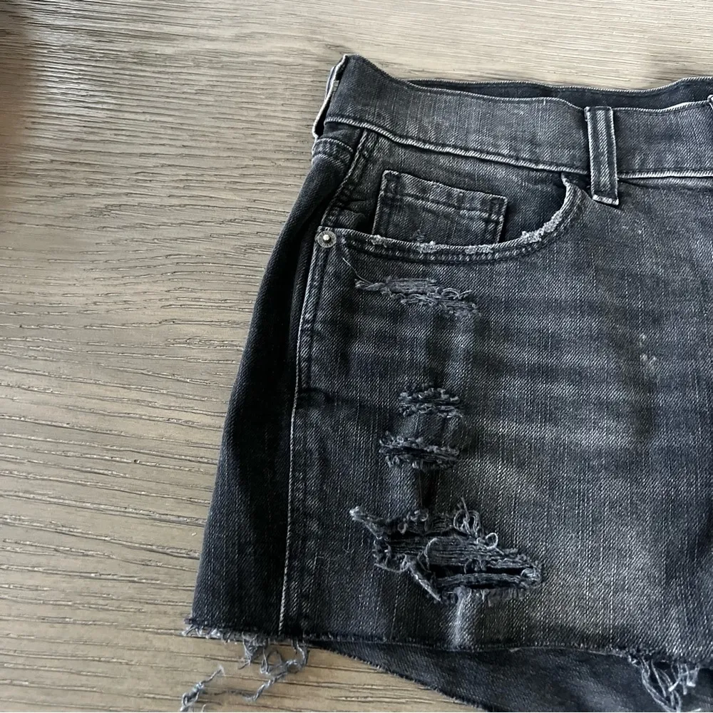 Old Navy Boyfriend Mid-Rise Black Shorts - Image 2