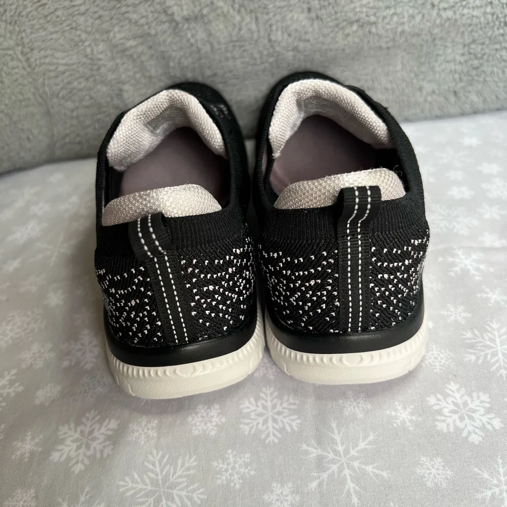 Black Athletic Sneakers with small heart-shaped details with small pink areas - Image 8