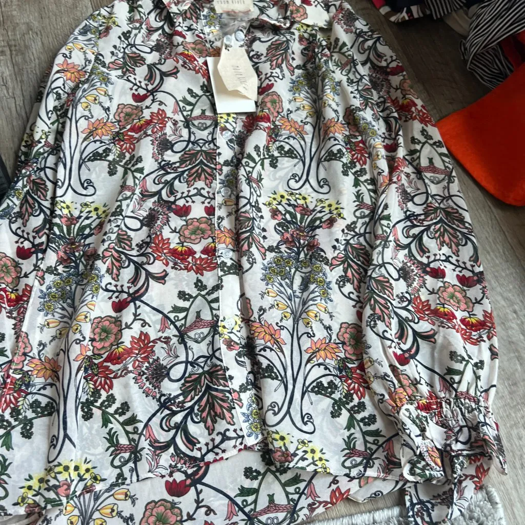 Moon River NWT  small button down blouse - Image 2