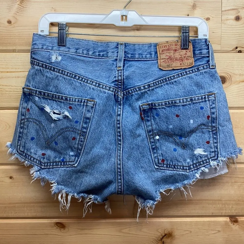 Levi's 501 Distressed Cut Off Shorts 32 - Image 4