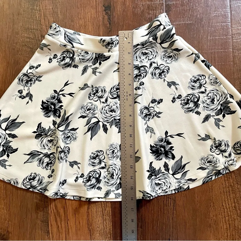 FOREVER 21 ice skater style mini skirt, size S - Image 5