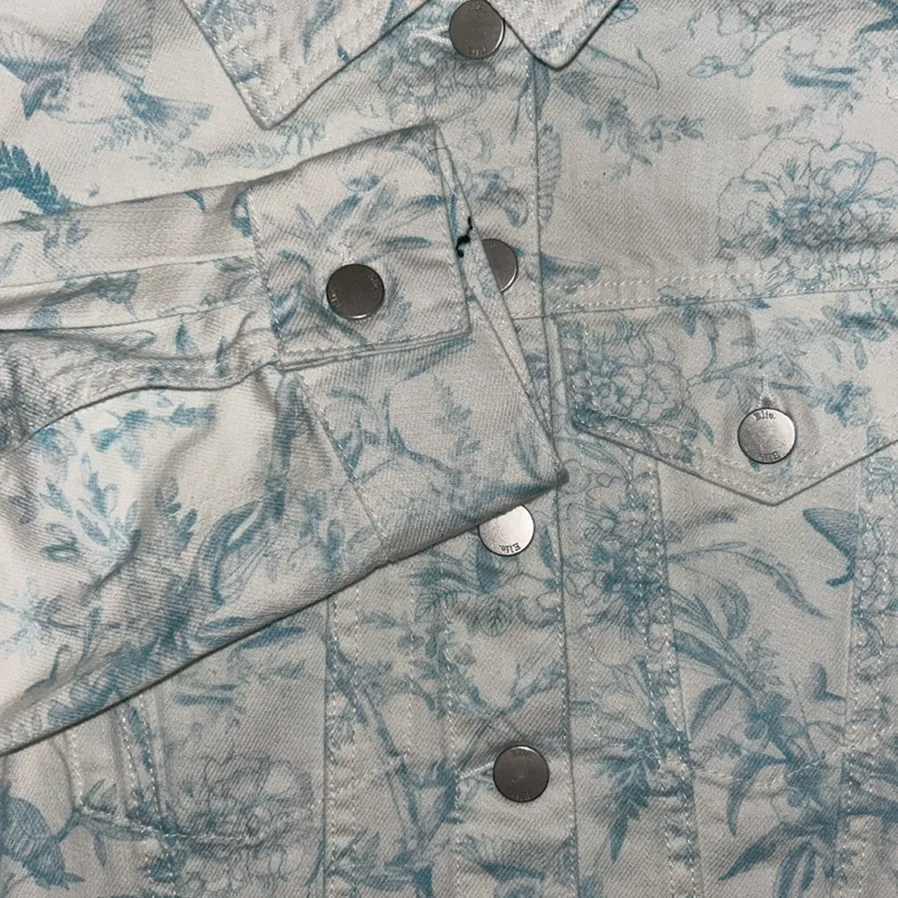 Denim Cropped Long Sleeved Floral Printed Jean Jacket Size M NEW - Image 7