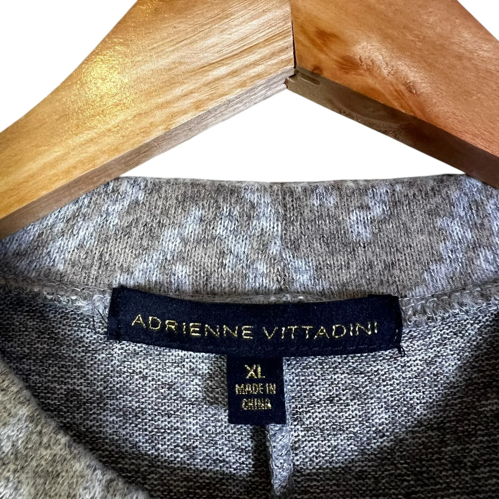 Adrienne Vittadini Chevron Print Mock Neck Top XL Gray White Button Detail - Image 6