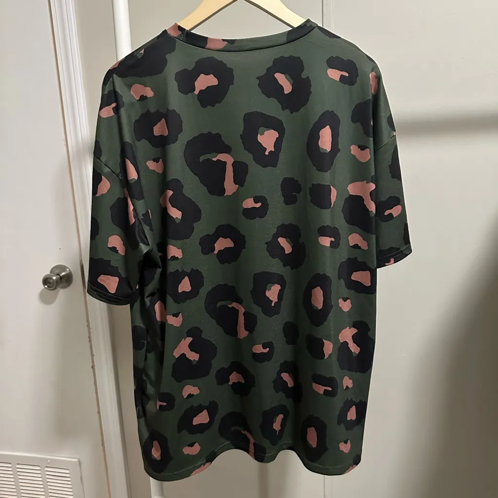 SHEIN Women’s Dark Green Camo Cheetah Print Short Sleeve Shirt size XL - Image 5