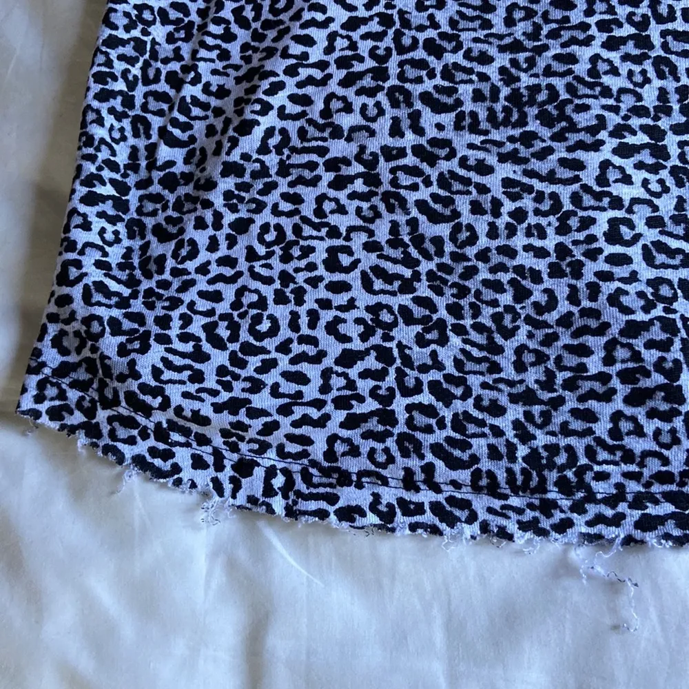 Elan NWT  - GREY MULTI LEOPARD PRINT DESTRUCTED HEM TANK TOP - Image 10