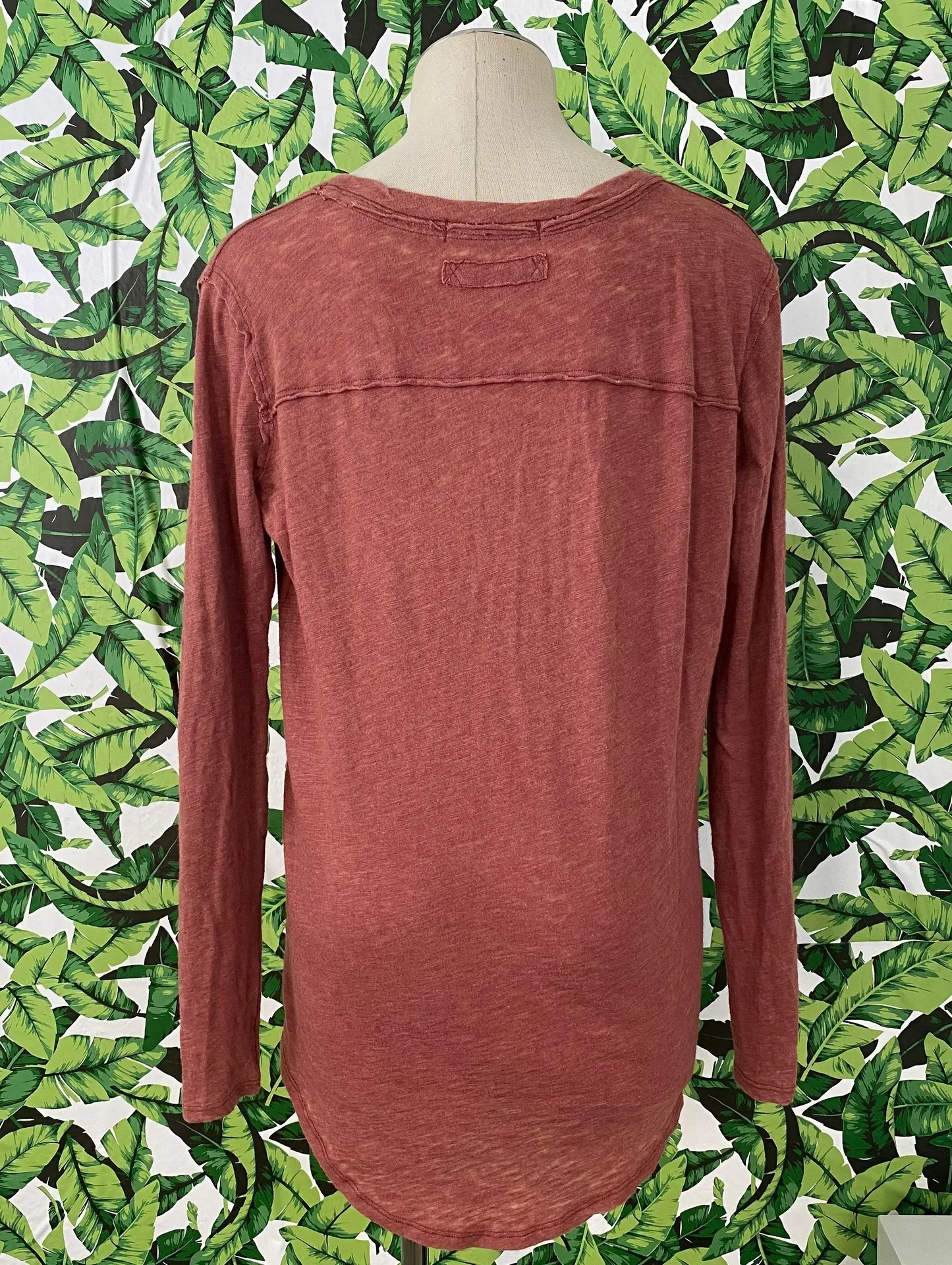 V Neck Burnout Pocket Tee A023 - Image 2