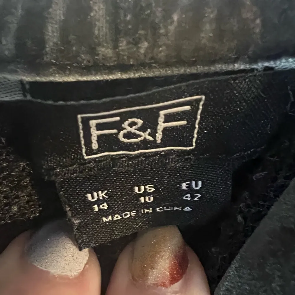 gray sweatshirt - Image 4