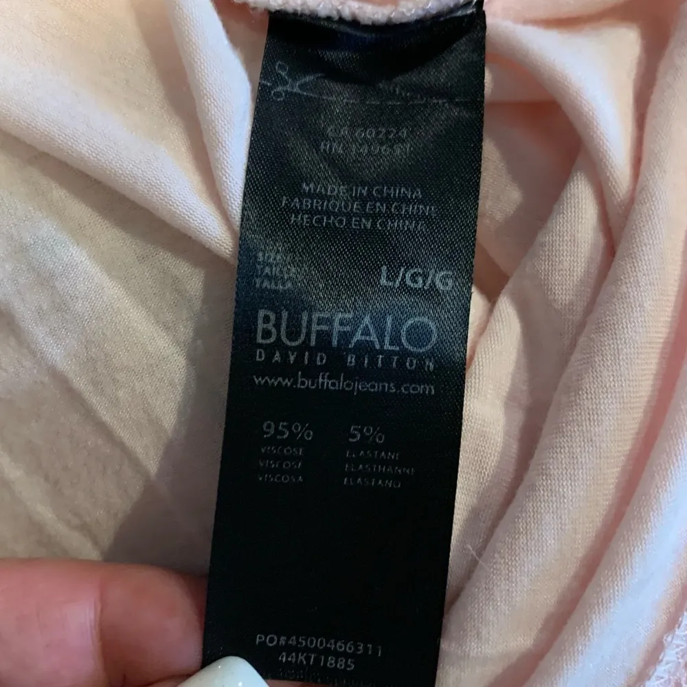 BUFFALO Light Pink V neck Tshirt size large - Image 6