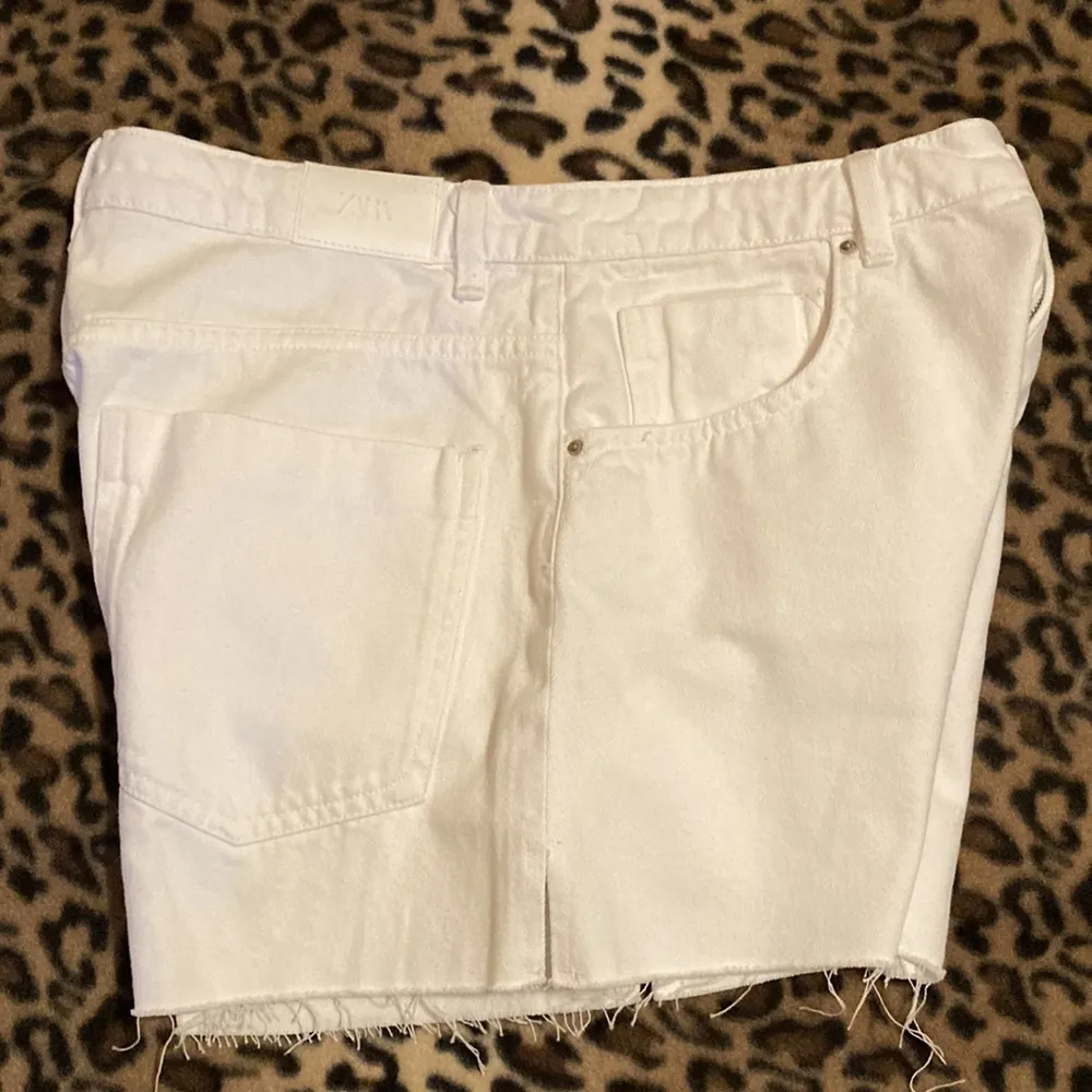 ZARA Shorts White Jean Shorts Women’s Size 12 Distressed Edging Side Slit Shorts - Image 6